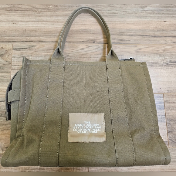 🎉HOST PICK🎉 Marc Jacobs The Canvas Large Tote - Picture 15 of 17